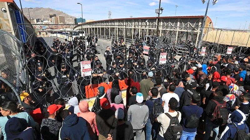 Migrantes intentaron cruzar en estampida de México a EEUU