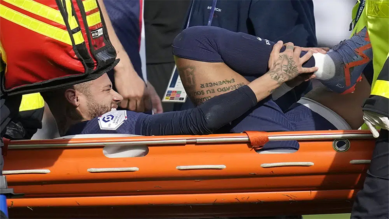 Neymar se someterá a una cirugía en el tobillo derecho