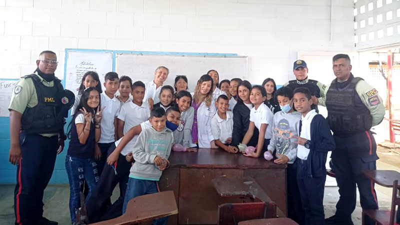 PoliLagunillas El Policía va a la Escuela