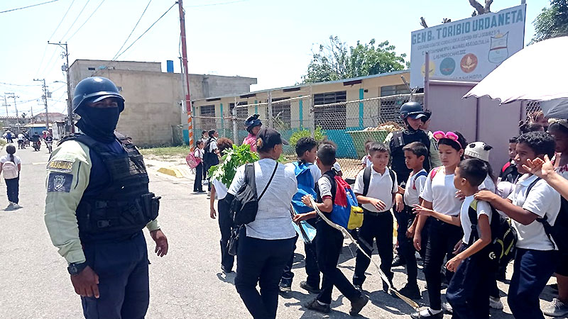 PoliLagunillas El Policía va a la Escuela