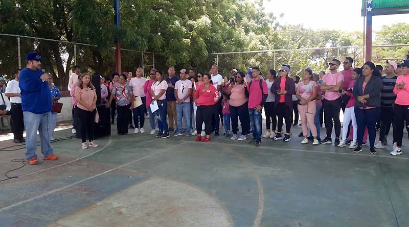 Vestidos de color rosa familiares, amigos y autoridades del municipio Cabimas despidieron este 25-A, con un emotivo homenaje a Roselys Iriarte, expesidenta y fundadora del Instituto Municipal de Recreación Cabimas (Imrec), quien falleció a los 54 años, el pasado fin de semana a causa de cáncer de mama, enfermedad que padecía desde hace 2 años.