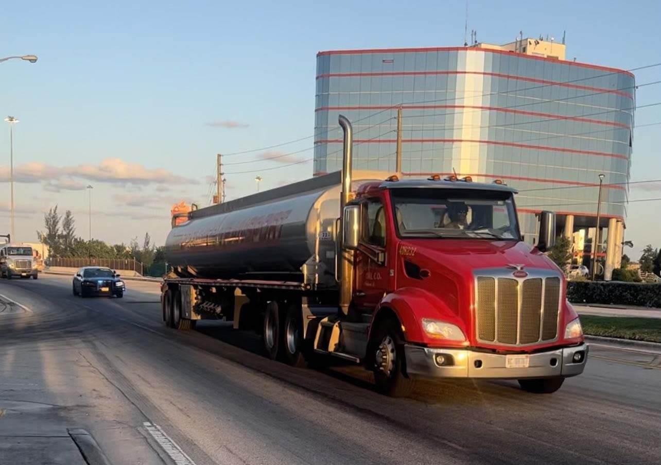 Escoltan camiones que distribuyen gasolina en el sur de Florida
