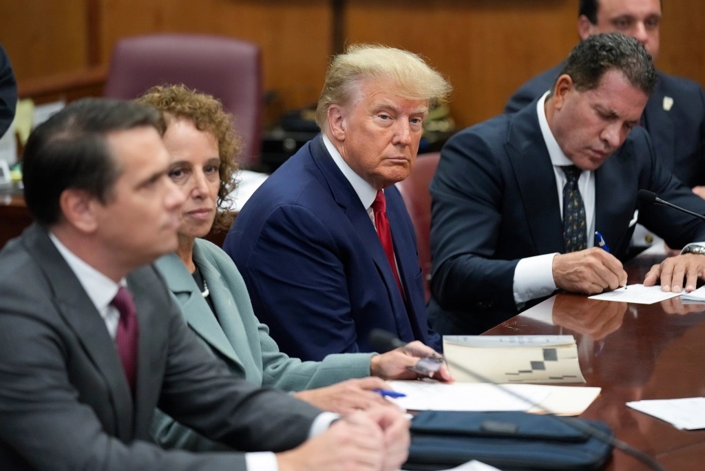 Se entregó a la justicia Donald Trump