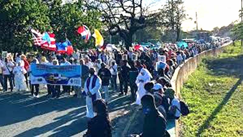 Viacrucis de 3500 migrantes pide diálogo con el Gobierno de México