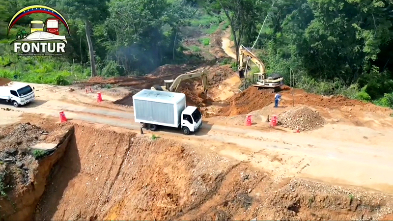Sustitución de colector en la carretera Lara Zulia