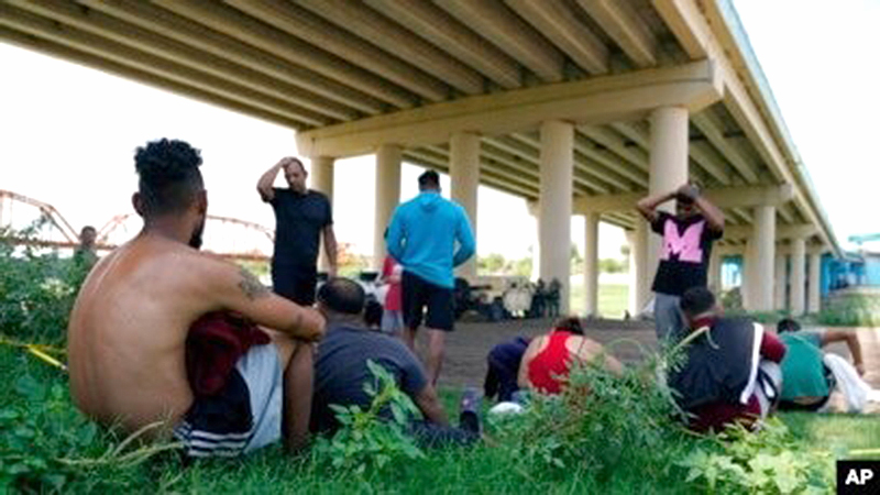 100 venezolanos fueron expulsados de EEUU a México bajo el Título 8