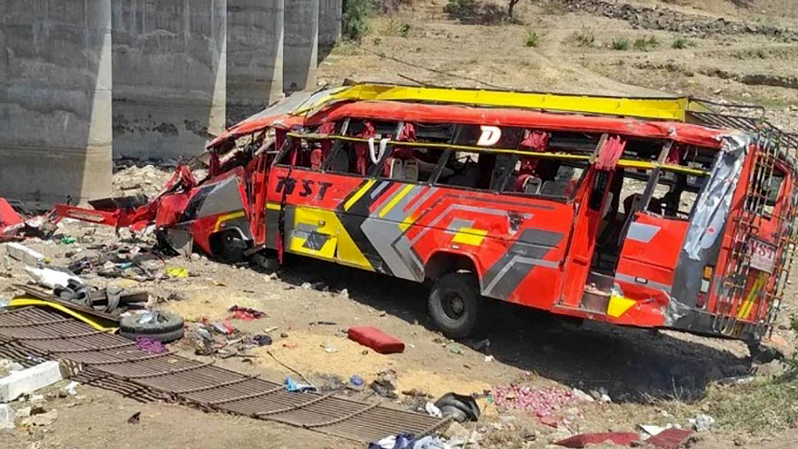 22 muertos tras caer un autobús desde un puente en centro de la India