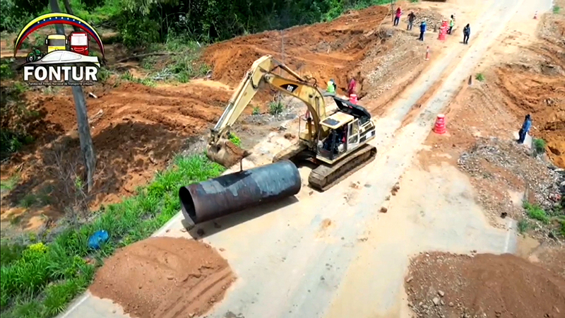 Sustitución de colector en la carretera Lara Zulia