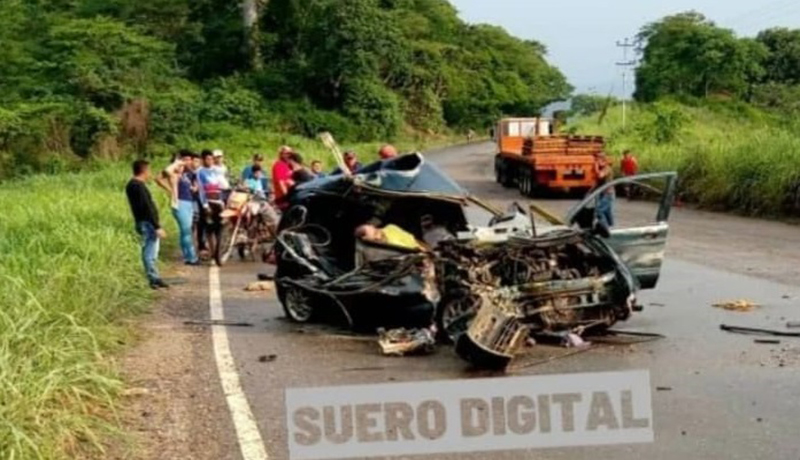 Una fuerte colisión entre un camión Rey y un Matiz en la carretera Lara-Zulia dejó varias personas heridas la tarde de este lunes.