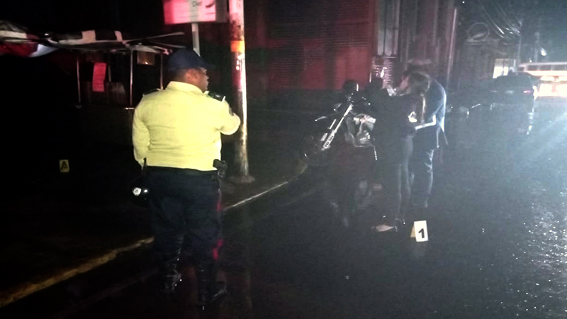 La noche del pasado 26-M, un hombre identificado como Renato José González Ávila (33) fue asesinado en la urbanización San Francisco, calle 158, en un expendio de comida rápida.