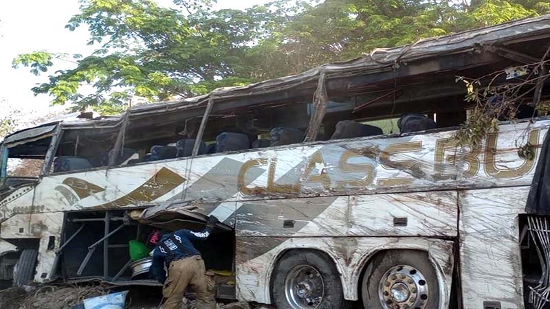 Autobús cae por un barranco en México