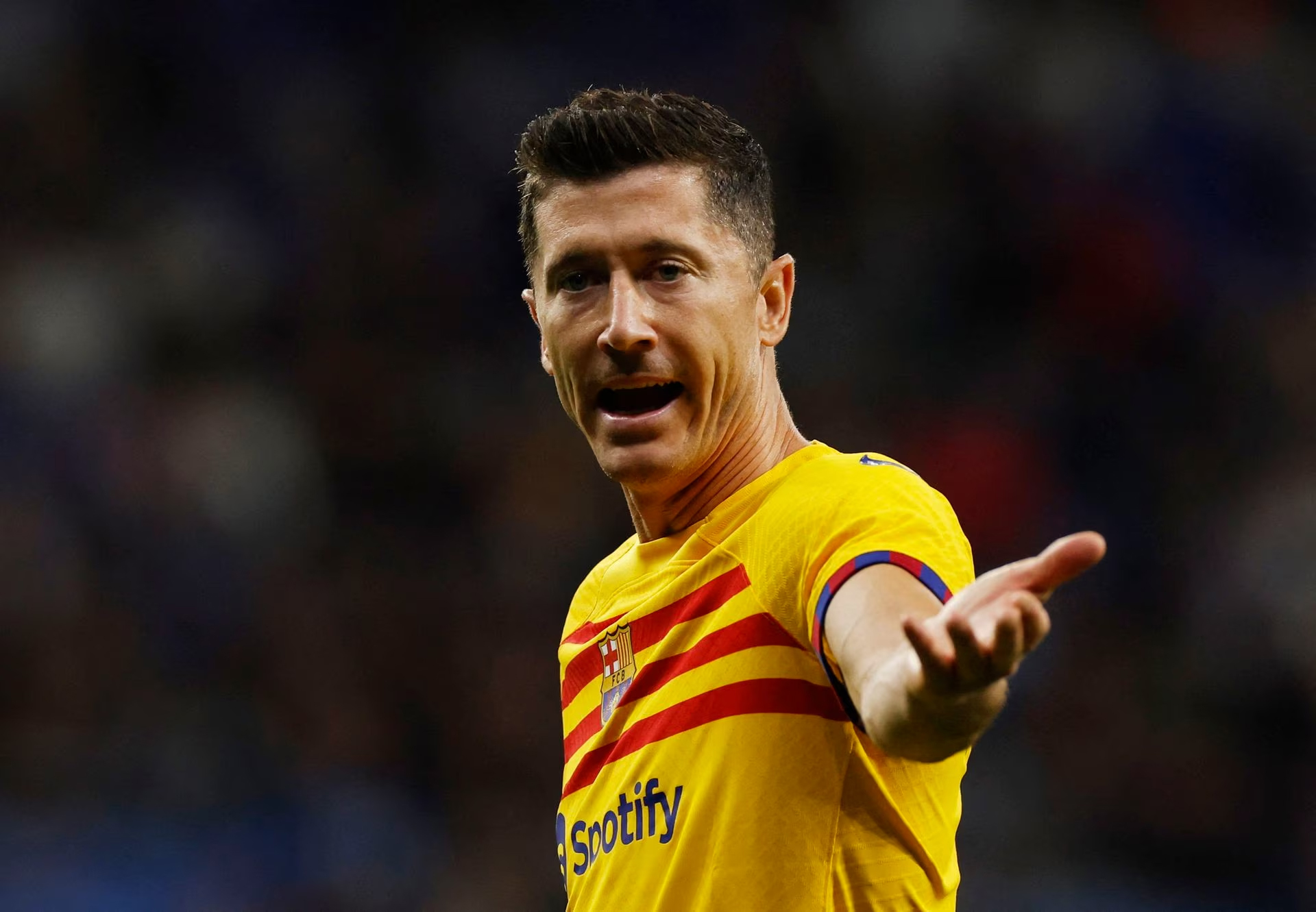 El Barcelona ganó el domingo su título número 27 de LaLiga después de que dos goles de Robert Lewandowski en el primer tiempo lo impulsaran a aplastar 4-2 al Espanyol.