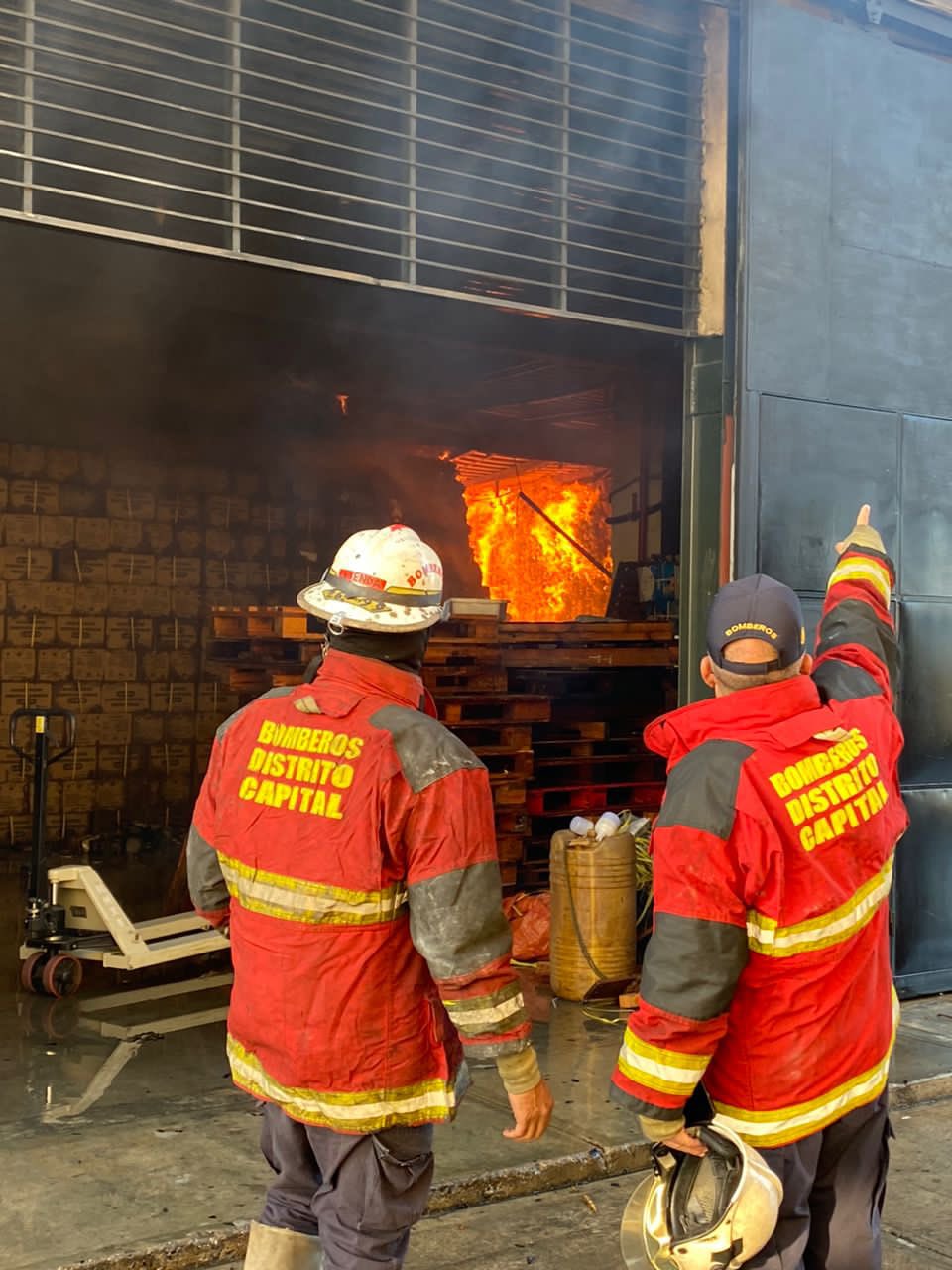 Bomberos controlan incendio en Centro Comercial de Carrizal