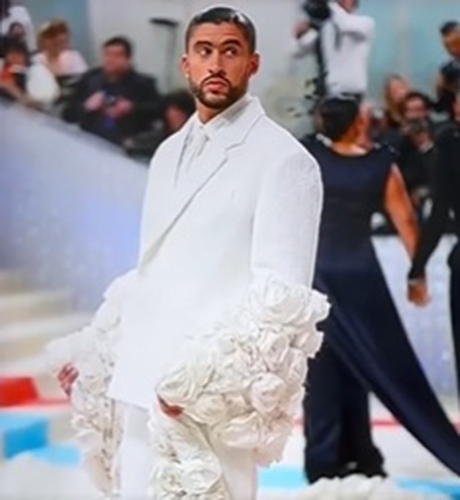 Cantante Bad Bunny lució extravagante en el Met Gala 2023