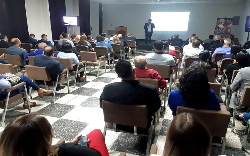 Conferencia presentada por economista Asdrúbal Oliveros