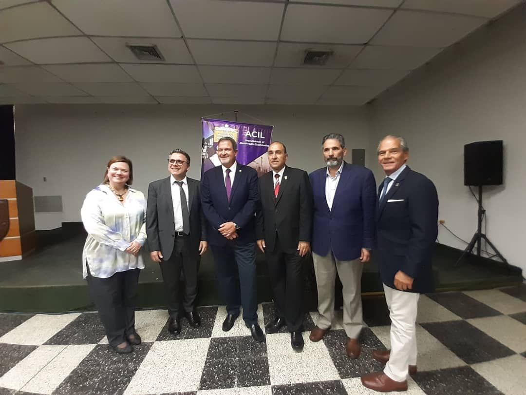 Conferencia presentada por economista Asdrúbal Oliveros