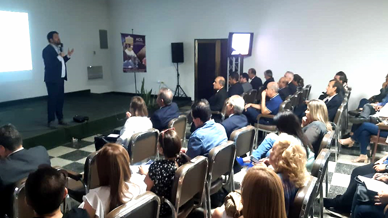 Conferencia presentada por economista Asdrúbal Oliveros