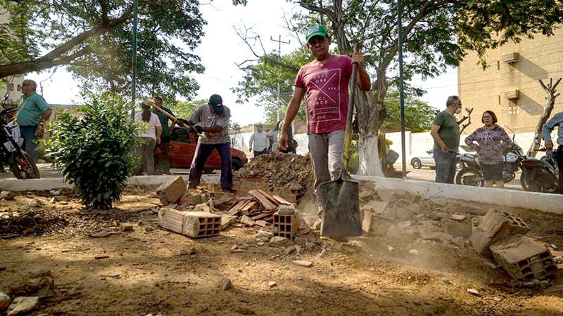 Derrumban construcción ilegal en Maracaibo