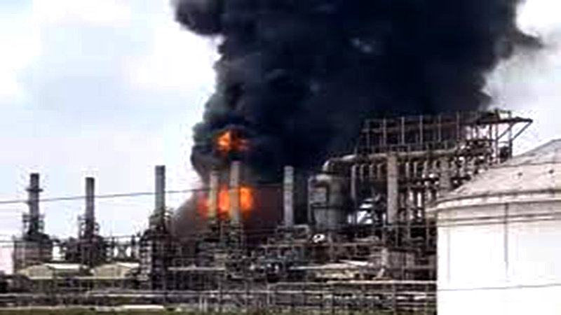 Explosión e incendio en una refinería al sur de México