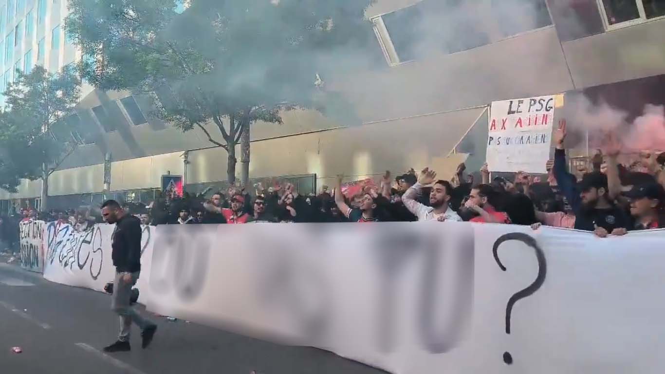 Hinchas de PSG estallaron de furia contra Messi