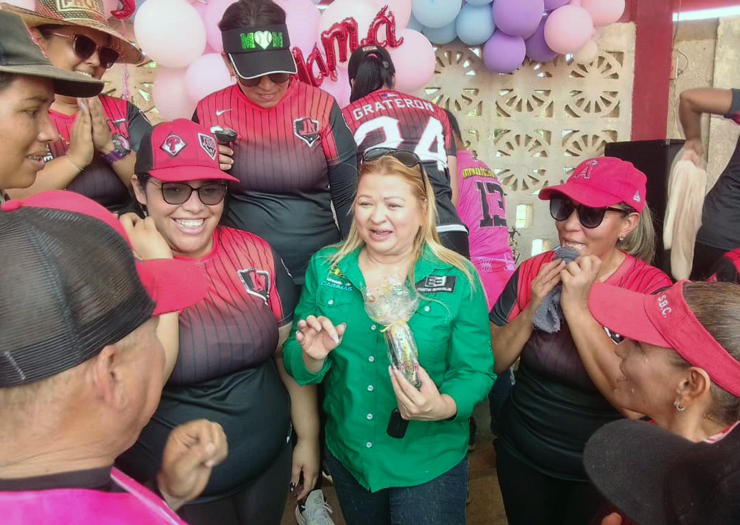 Liliana de Maalouf Lanzó la primera bola