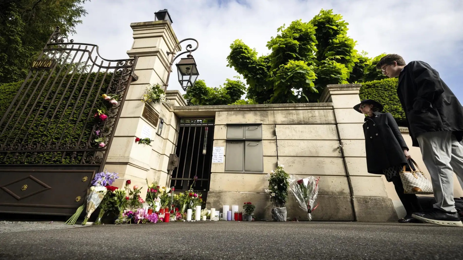 Vecinos amontonan flores y velas frente a la casa de Tina Turner 