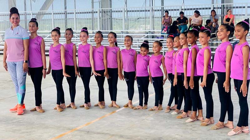 18 niñas del Club Amarilis Montiel