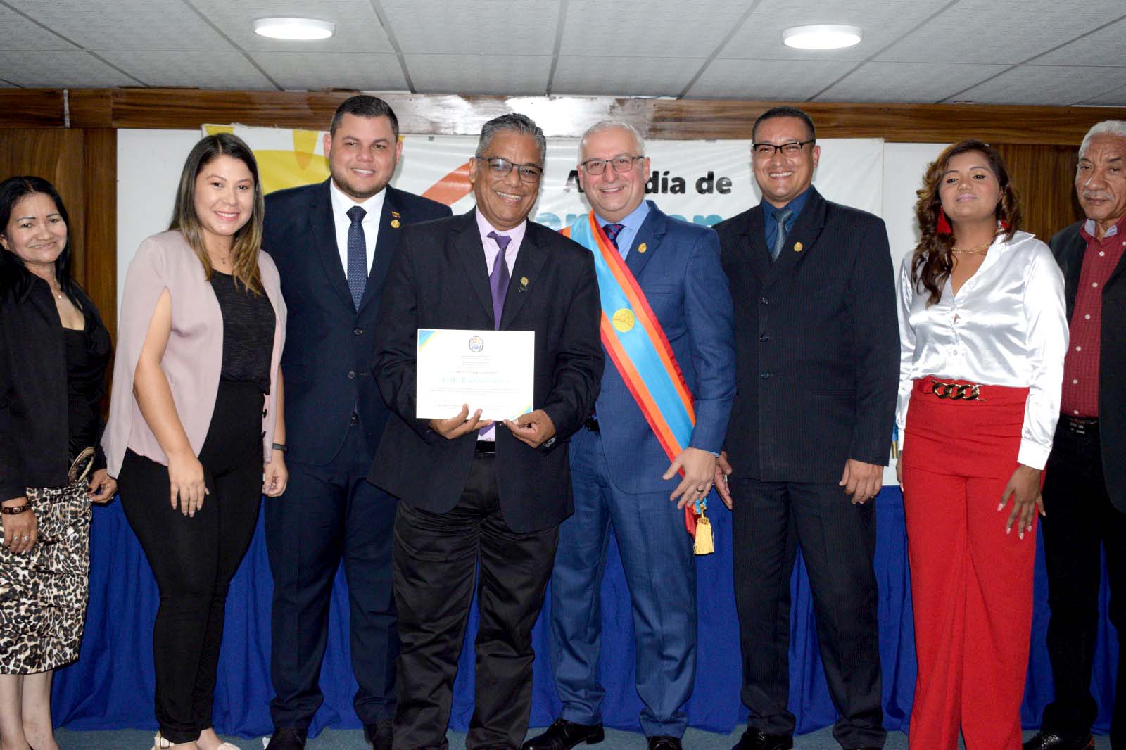 Areli Ramos recibió reconocimiento por parte del alcalde Gustavo Fernández