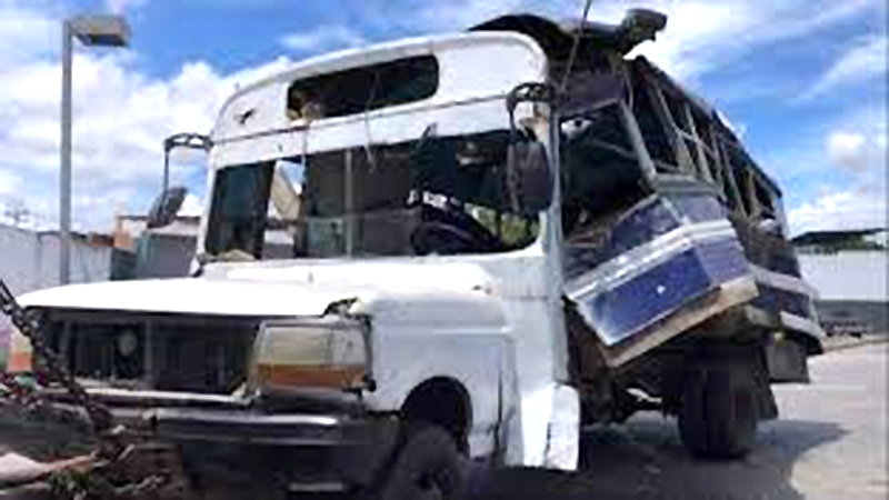 Así quedó el bus que explotó en Lara mientras surtía de gas