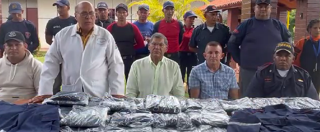 Ramón Bracho aprovechó el momento para entregar uniformes al Cuerpo de Bomberos de “Florentino Rivas” de Baralt, en compañía del teniente Viomar Montero.