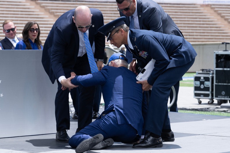 Biden tropieza y cae 