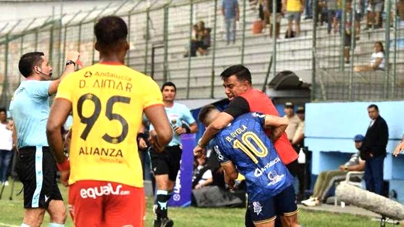 César Farías suspendido por catorce meses del futbol en Ecuador