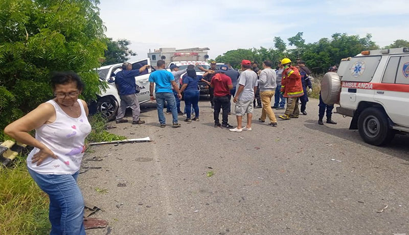 Colisión entre microbús y camioneta de Pdvsa deja 5 heridos en Lagunillas