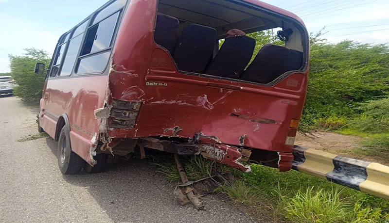 Colisión entre microbús y camioneta de Pdvsa deja 5 heridos en Lagunillas