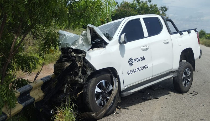 Colisión entre microbús y camioneta de Pdvsa deja 5 heridos en Lagunillas