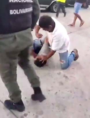 Dos hombres se fueron a los golpes para cargar gasolina 