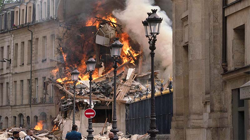 El edificio de una escuela de moda se derrumbó esta tarde en París muy cerca del hospital de Val de Grâce a causa de una explosión de gas que provocó un gran incendio que se propagó a varios edificios y que provocó al menos varios heridos.