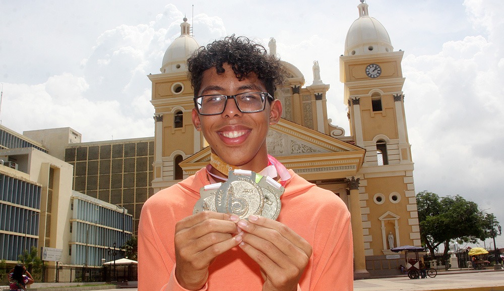 Juan Laguna ofrendó sus medallas de oro a La China