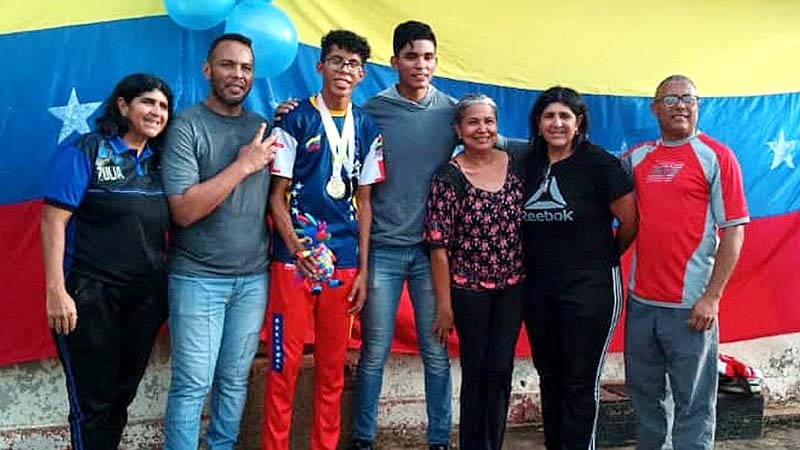Juan Laguna recibido con honores en su escuela