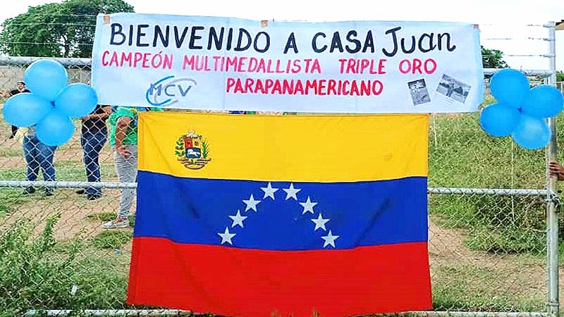 Juan Laguna recibido con honores en su escuela