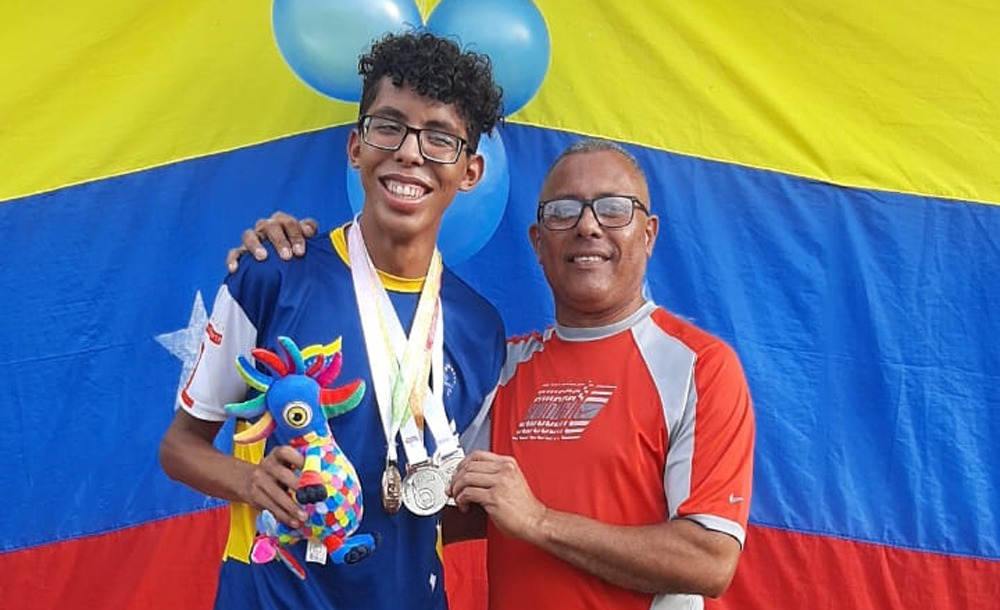 Juan Laguna recibido con honores en su escuela