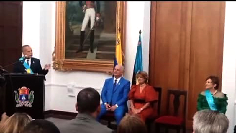 Rosales confirió Orden Lago de Maracaibo a la actriz Lupita Ferrer