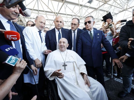 Papa Francisco fue dado de alta tras su operación y regresa al Vaticano