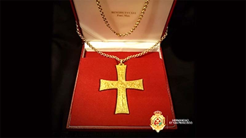 Roban la cruz pectoral de Benedicto XVI 