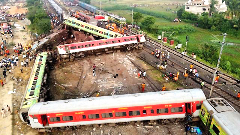 Suben a 300 los muertos trenes en la India