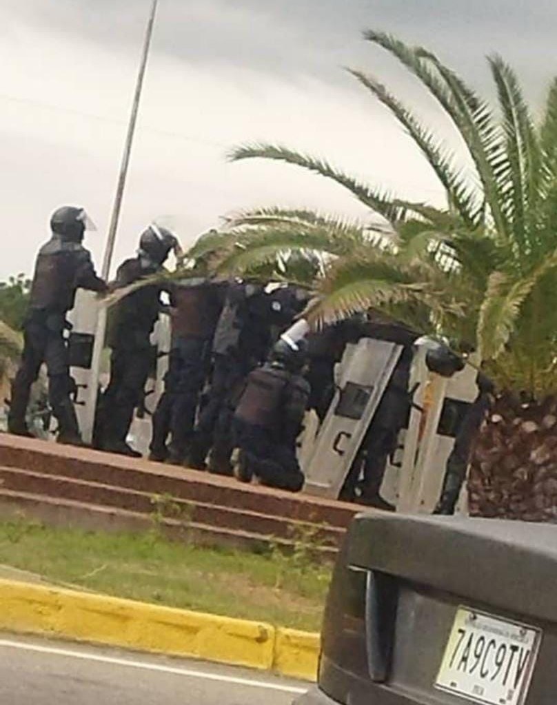 Yukpas de Perijá trancan el Puente
