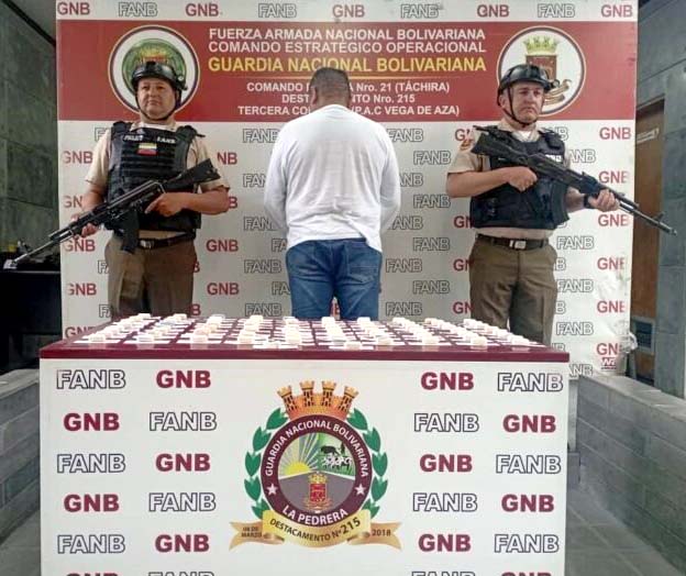 Agarraron a dos “mulos” con 172 dediles de cocaína