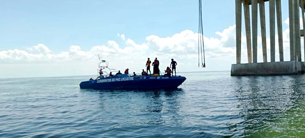 Rescatan vehículo que cayó al lago de Maracaibo