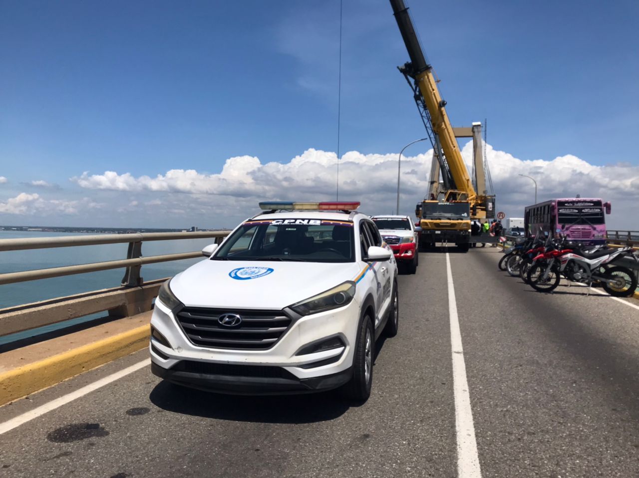 Rescatan vehículo que cayó al lago de Maracaibo