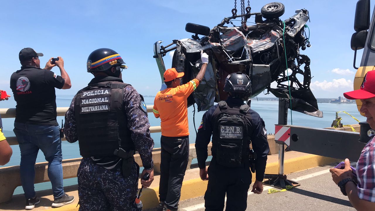 Rescatan vehículo que cayó al lago de Maracaibo